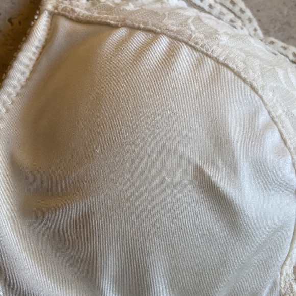 Rhonda Shear Women's Pin-Up Lace Leisure Cream Bra with Removable Pads - Picture 7 of 12